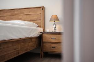 ein Schlafzimmer mit einem Bett und einer Lampe auf einem Nachttisch in der Unterkunft App WolkenLoft in Westerland