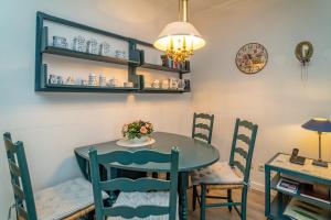 una sala da pranzo con tavolo e sedie blu di App Störtebeker App 16 a Westerland