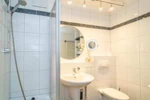 un bagno con doccia, lavandino e WC di App Störtebeker App 16 a Westerland Altre 20 foto