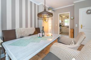 een eetkamer met een tafel en twee stoelen bij Constantin in Tinnum