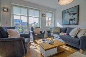 a living room with couches and a coffee table at Hoogen Hüs in Westerland