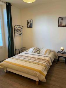 Ένα ή περισσότερα κρεβάτια σε δωμάτιο στο T2 4 pers face gare SNCF Appart Hotel le Cygne 2