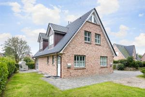 a brick house with a gambrel roof at Anker Hus in Westerland