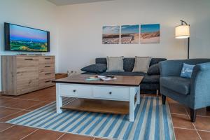 ein Wohnzimmer mit einem Sofa und einem Tisch in der Unterkunft Seestern in Westerland