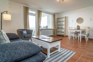 ein Wohnzimmer mit einem Sofa und einem Tisch in der Unterkunft Seestern in Westerland