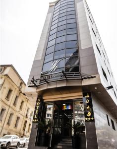 un bâtiment avec un panneau à l'avant dans l'établissement El Ghanami Hotel, à Alger