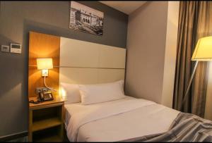 Un pat sau paturi într-o cameră la El Ghanami Hotel