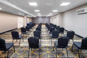 Zona business o sala conferenze di Holiday Inn Poughkeepsie by IHG