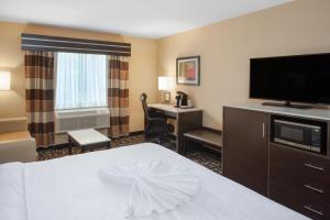 Letto o letti in una camera di Holiday Inn Poughkeepsie by IHG
