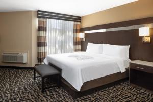 Letto o letti in una camera di Holiday Inn Poughkeepsie by IHG