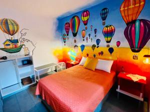 ein Schlafzimmer mit einem Bett mit Ballons an der Wand in der Unterkunft Hotel y Arte Antigua in Antigua Guatemala