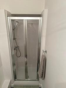 La salle de bains est pourvue d'une douche avec une porte en verre. dans l'établissement Amazing Getaways - The Place for You with Free Parking, à Aberdeen