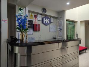 ImperialHotel Konford Cañete的大堂设有前台,摆放着花瓶