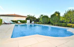 - une piscine dans une cour avec des chaises et une maison dans l'établissement Beautiful Apartment In Sainte-maxime With Wifi, à Sainte-Maxime