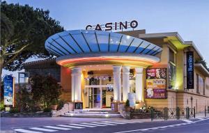 un magasin de casino avec un panneau en haut dans l'établissement Beautiful Apartment In Sainte-maxime With Wifi, à Sainte-Maxime
