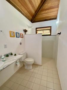 y baño con aseo y lavamanos. en - Apto Pimenta Rosa - Village Praia de Imbassaí en Imbassai