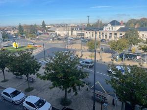 uma rua da cidade com carros estacionados num parque de estacionamento em T2 4 pers face gare SNCF Appart Hotel le Cygne 4 em Bourges