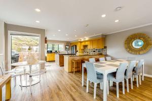 uma cozinha e sala de jantar com mesa e cadeiras em Idyllic Ocean-View Oasis em Watsonville