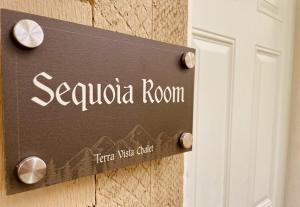 Terra Vista Chalet في بورت انجيليس: علامة تشير إلى أن غرفة sevilla على باب