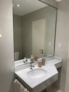 un bagno con un lavandino e un grande specchio di Departamento de un ambiente premium en Corrientes a Corrientes Altre 7 foto