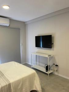 una stanza con una TV a schermo piatto su una parete di Departamento de un ambiente premium en Corrientes a Corrientes