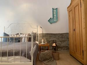 a bedroom with a bed and a sign on the wall at Chalet Heiderose SPA - Kamin, Sauna & Wellness in Kluis