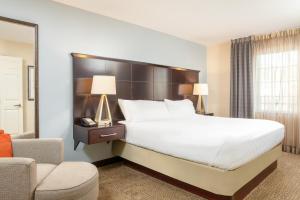 Postel nebo postele na pokoji v ubytování Staybridge Suites Chandler by IHG