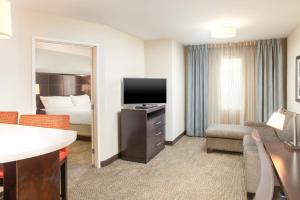 TV a/nebo společenská místnost v ubytování Staybridge Suites Chandler by IHG
