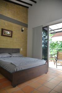 1 cama en un dormitorio con pared de ladrillo en Ciudadela del sol premium, en San Jerónimo