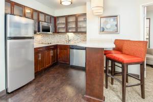 Kuchyň nebo kuchyňský kout v ubytování Staybridge Suites Chandler by IHG