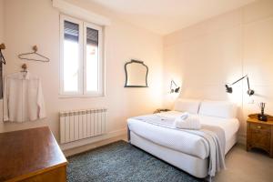 um quarto branco com uma cama e uma janela em SANMARTINA HOTEL em Becerril de Campos