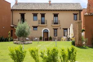 a house with a lawn in front of it at SANMARTINA HOTEL in Becerril de Campos