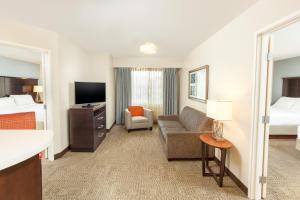 TV a/nebo společenská místnost v ubytování Staybridge Suites Chandler by IHG