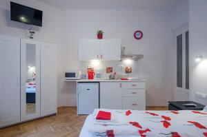 Posteľ alebo postele v izbe v ubytovaní PARKING, AC, WIFI FLAT NEXT TO ANDRASSY Ave
