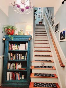 un escalier avec une étagère à côté d'une bibliothèque dans l'établissement B&B Zia Gianna, à Savannah