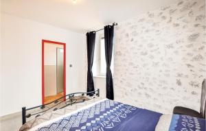 1 dormitorio con cama, espejo y pared en Nice Apartment In Capendu With Kitchen, en Capendu