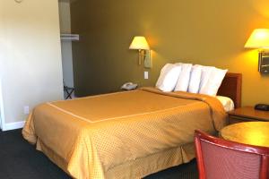 een hotelkamer met een bed en een tafel bij Echo Lodge in West Sacramento