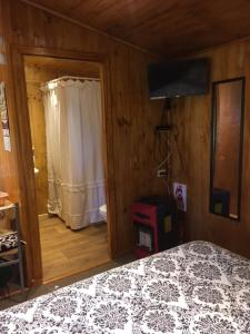 Een bed of bedden in een kamer bij Refugio del Chucao Chiloe