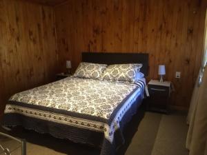 Een bed of bedden in een kamer bij Refugio del Chucao Chiloe