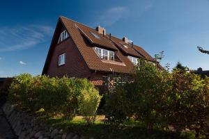 una casa marrón con techo marrón en Miekes Hüs, en Westerland