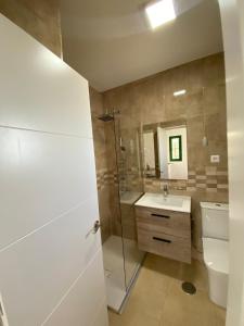 een badkamer met een douche, een wastafel en een toilet bij Apartamento Pocillos Mimosas in Puerto del Carmen