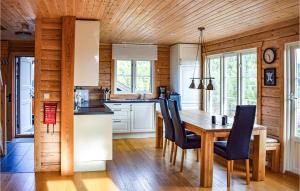 cocina con techo de madera, mesa y sillas en Amazing Home In Kongsberg With House A Panoramic View en Kongsberg