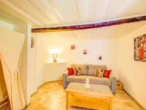ein Wohnzimmer mit einem Sofa und einem Tisch in der Unterkunft Holiday home with terrace in Berre les Alpes in Berre-des-Alpes