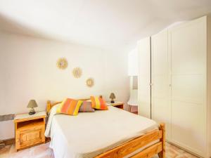 ベール・レ・ザルプにあるHoliday home with terrace in Berre les Alpesの白いベッドルーム(ベッド1台、ドレッサー付)