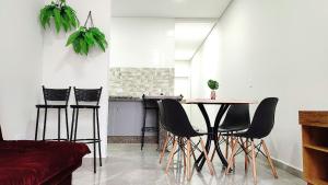 uma sala de jantar com mesa e cadeiras em Linda Casa novíssima próxima Cataratas/Aeroporto/wifi/garagem em Foz do Iguaçu