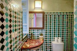 La salle de bains est pourvue d'un lavabo et d'un miroir. dans l'établissement Samira Group & Spa, à Marrakech