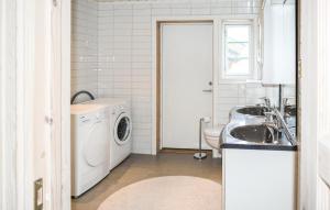 a bathroom with a washing machine and a sink at Lovely Home In Hemsedal With Wifi in Hemsedal