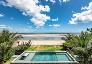 a view of the beach from the house at Casa Canoa Camocim in Camocim