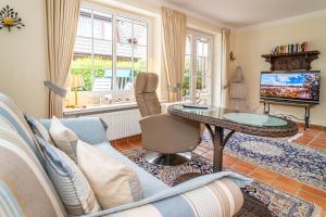 ein Wohnzimmer mit Sofa und Tisch in der Unterkunft Kate Kleinod in Westerland