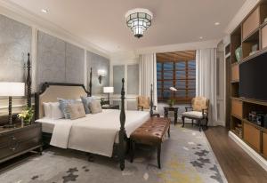 - une chambre avec un grand lit et une télévision dans l'établissement The Manila Hotel, à Manille